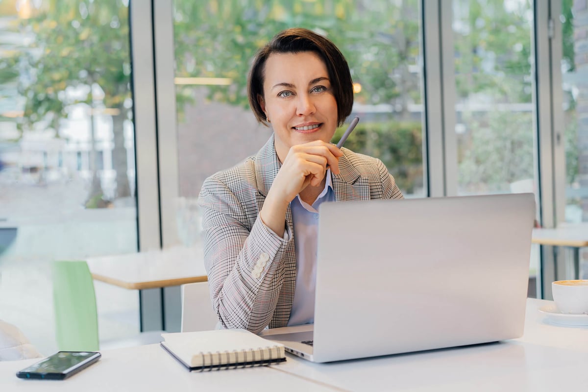 Personalchef och HR-ansvarig på ett kontor framför en skärm