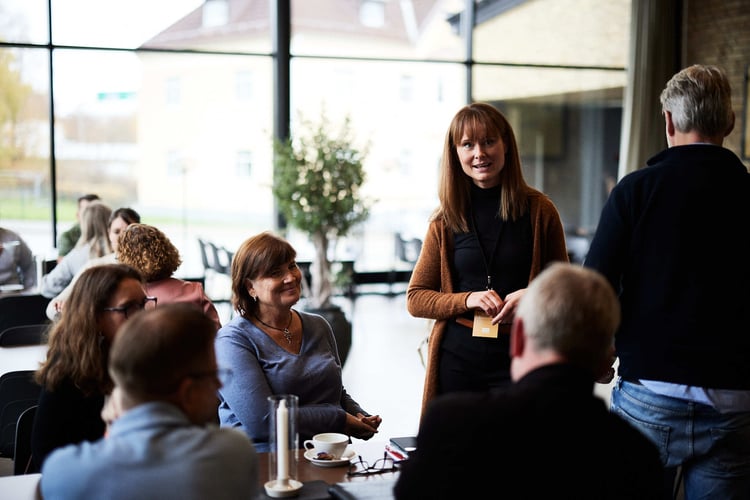 Victoria på AM System samtalar med kunder på MeetUP i Borås